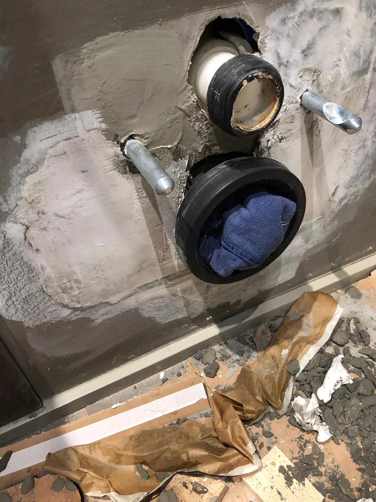 Reforma de baños y estructura de sanitario suspendido