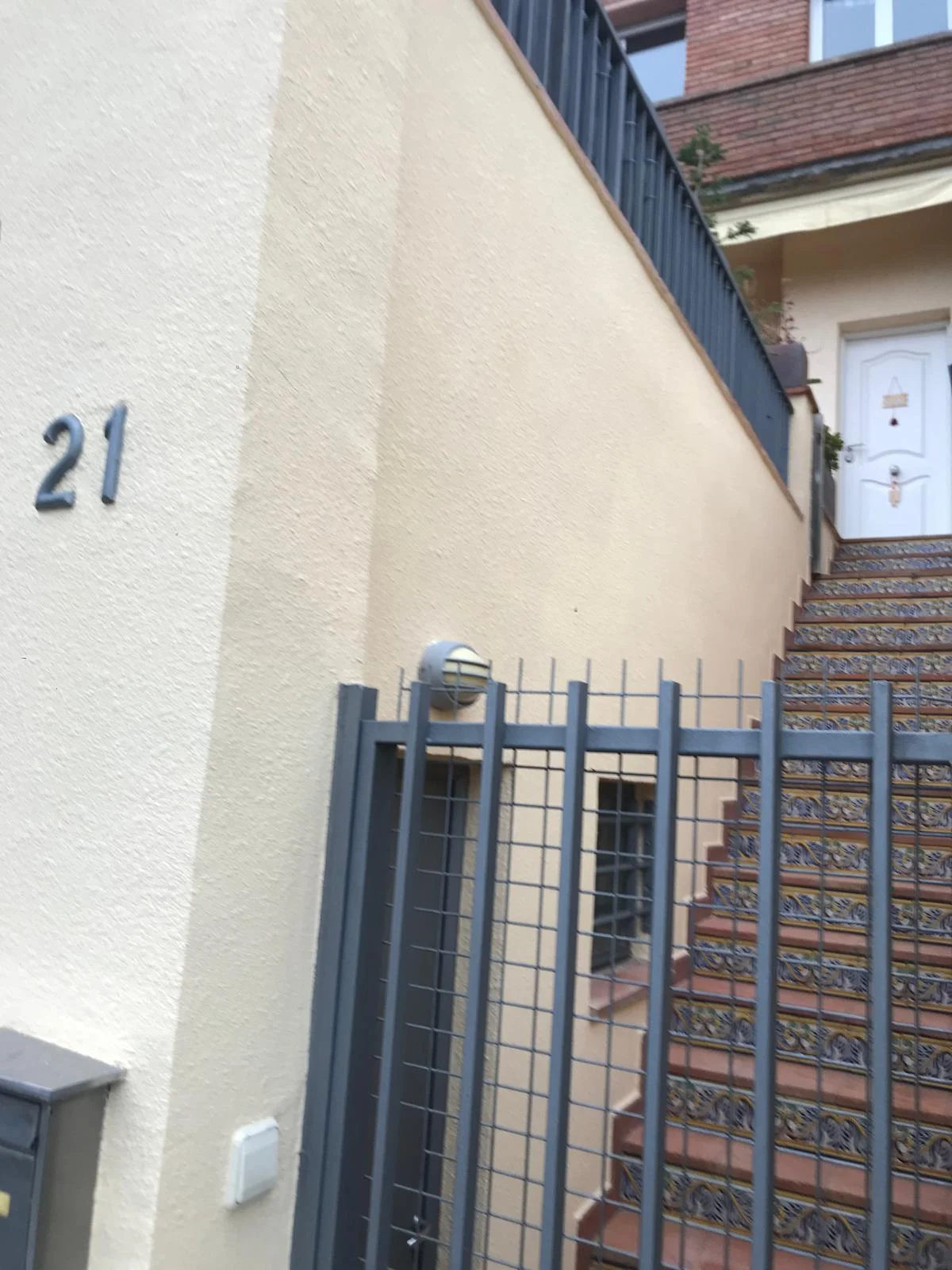 Pintores profesionales en fachada de Mataró