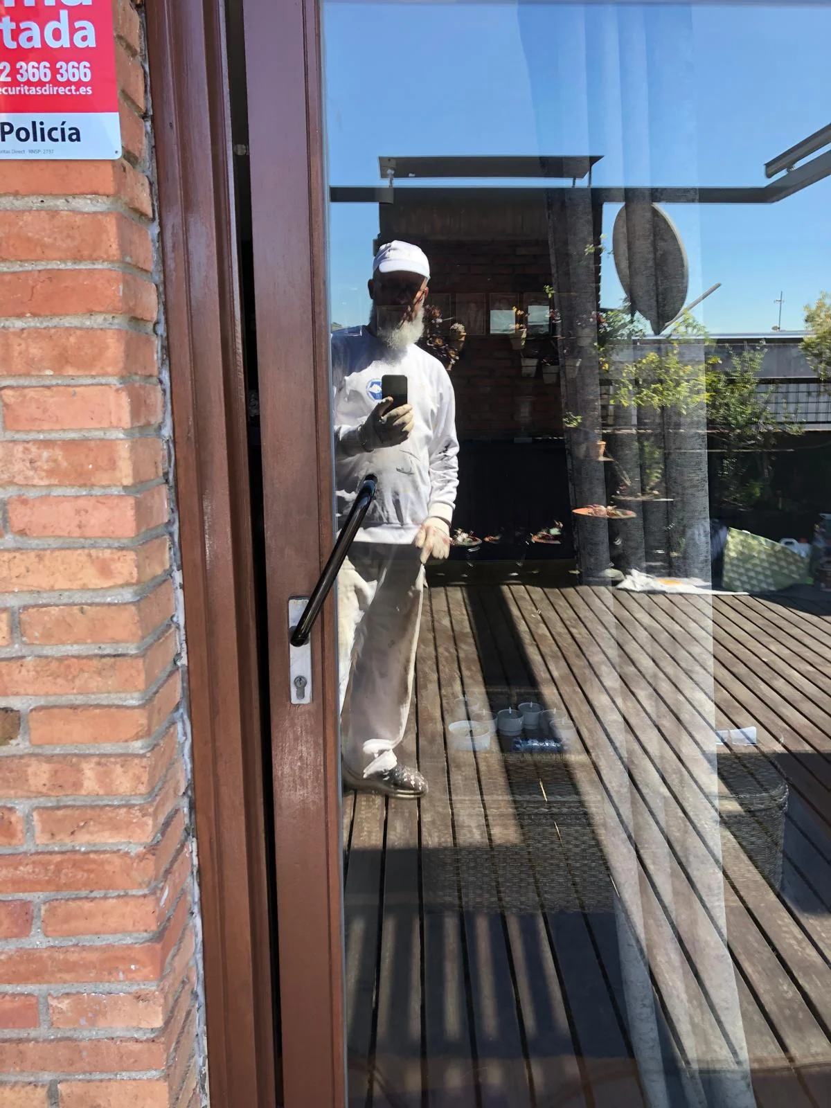 Equipo de profesionales de BCN Pro Reforma trabajando en restauración de madera exterior